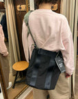 topologie summit tote medium black/moss and puffer strap moss