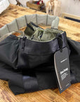 topologie summit tote medium black/moss and puffer strap moss