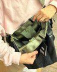 topologie summit tote medium black/moss and puffer strap moss