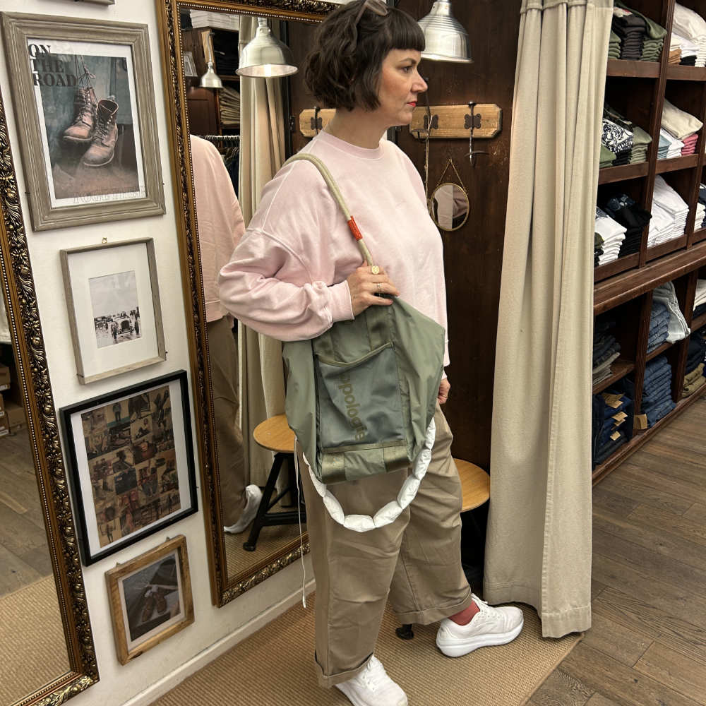 topologie summit tote medium moss black and puffer strap