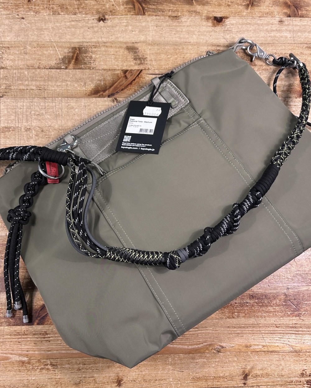 topologie explorer tote bag medium moss with macrame strap coal and sinnet keychain black reflective