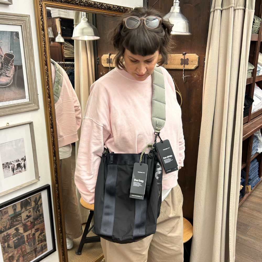 topologie summit tote medium black/moss and puffer strap moss