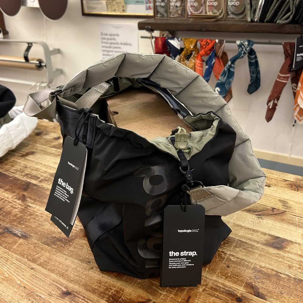topologie summit tote medium black/moss and puffer strap moss