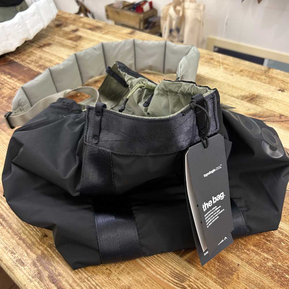 topologie summit tote medium black/moss and puffer strap moss