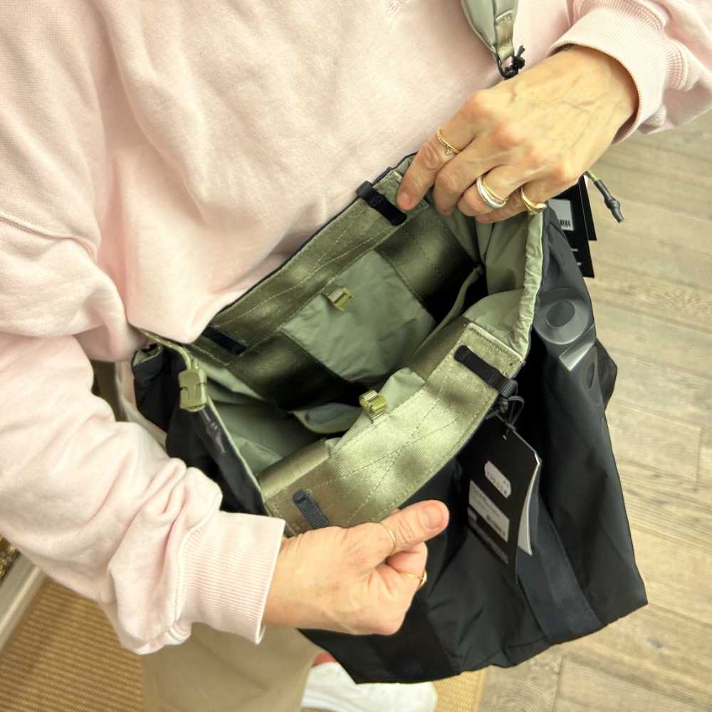 topologie summit tote medium black/moss and puffer strap moss